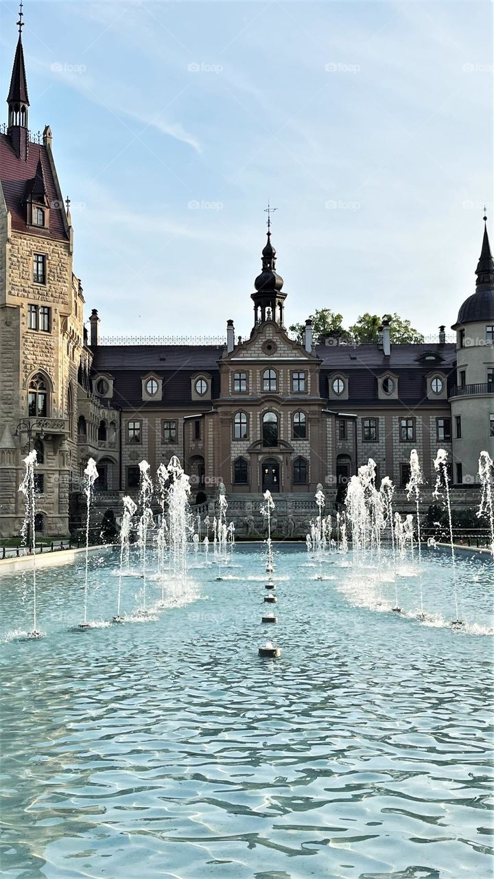 This castle impresses with its beauty. And of course, the main avenue upon entering the castle wouldn't  be complete without a fountain. Altogether, this architectural ensemble looks simply stunning!