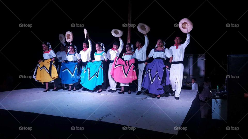 Escuela Jesus Reyes Heroles maestros dando su bailable ante el festival del día de la revolución Mexicana 