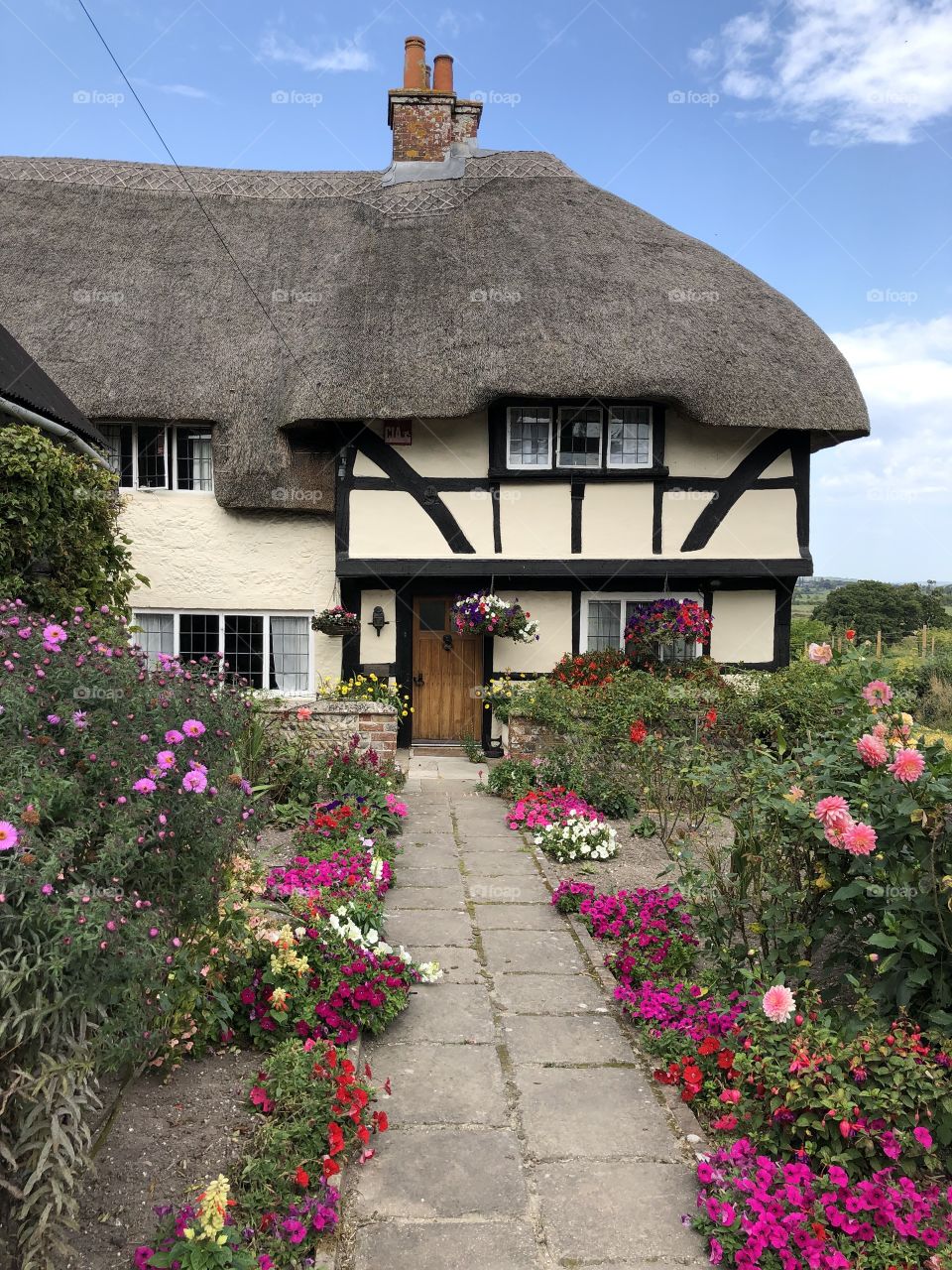 Idyllic Thatched Cottage ... so pretty with a gorgeous English Country garden too 