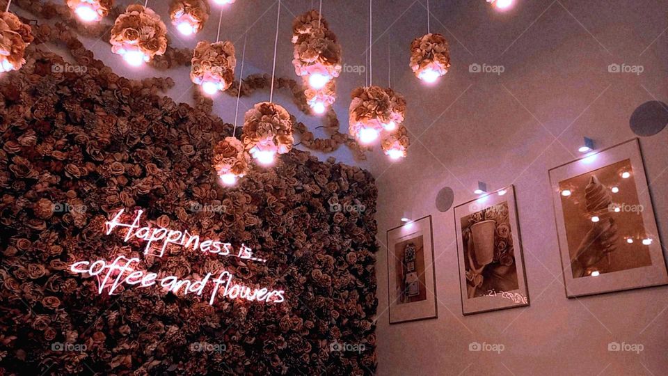 A cute and romantic café at the center of Athens, where everything, from decoration to foods and drinks, are in the shades of pink