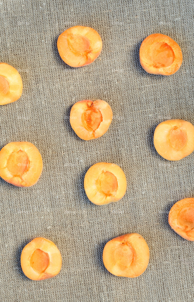 Sliced apricots on linen