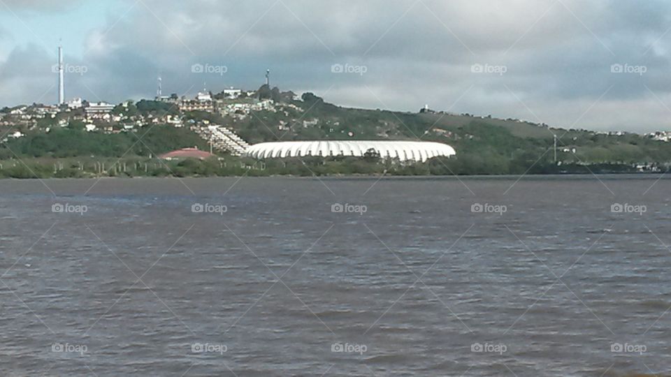 Estádio Beira Rio - RJ. Estádio Beira Rio ao fundo com o rio Guaiba.  Em Porto Alegre - RS