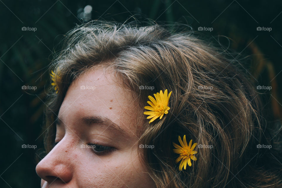 Girl with yellow flowers in her head. 
Garota com flores amarelas em sua cabeça. 