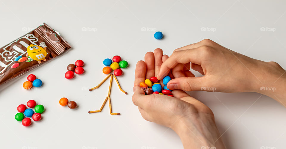 Child have fun with M&M's.