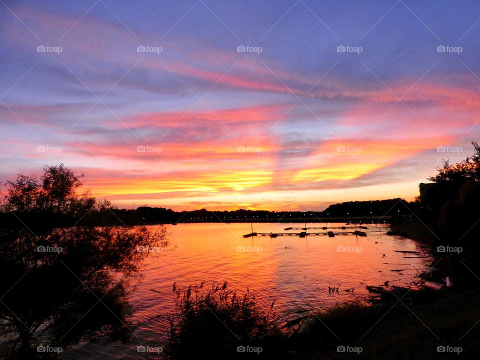 Sunset down on the lake 