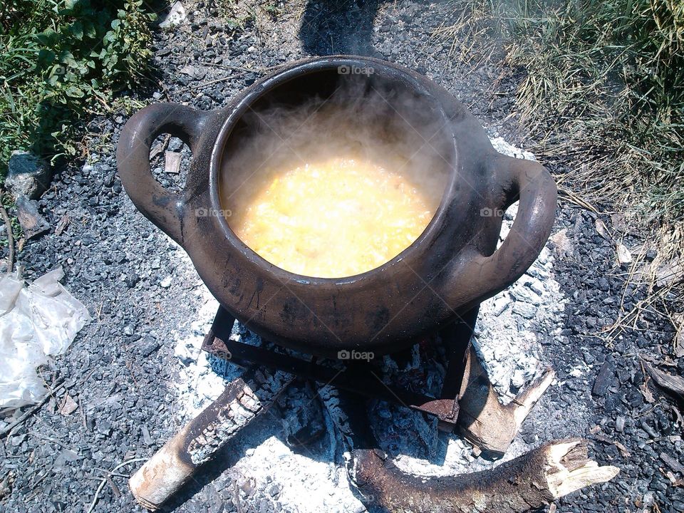 Sopa, sopa de nombre sancocho cocinado en leña y hoya de barro. Típico de Venezuela caldo de gallina, y costilla de res.