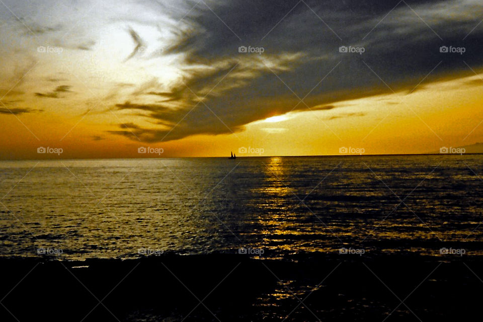 Sunset view from Tenerife, Canary Islands. Not a fabulously clear photo but a beautiful one for a point & shoot film camera. Another film photo digitized to share my travel adventures. The natural views, particularly with water, are my favourite. 🇮🇨