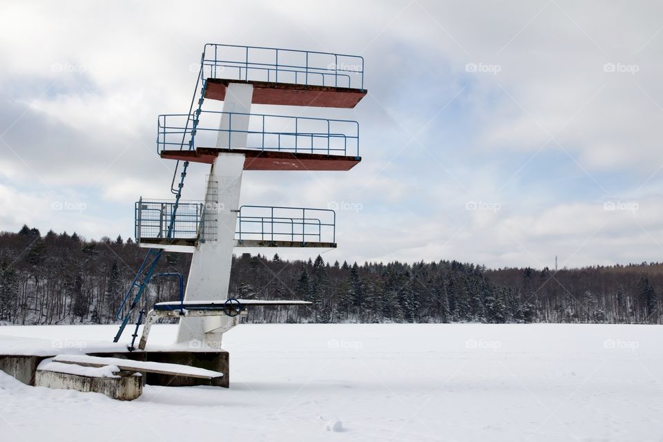 Longing for summer. Diving tower in snow, Sweden - längtar efter sommar . Badplats och hopptorn med snö i Kåsjön, Partille, Sverige