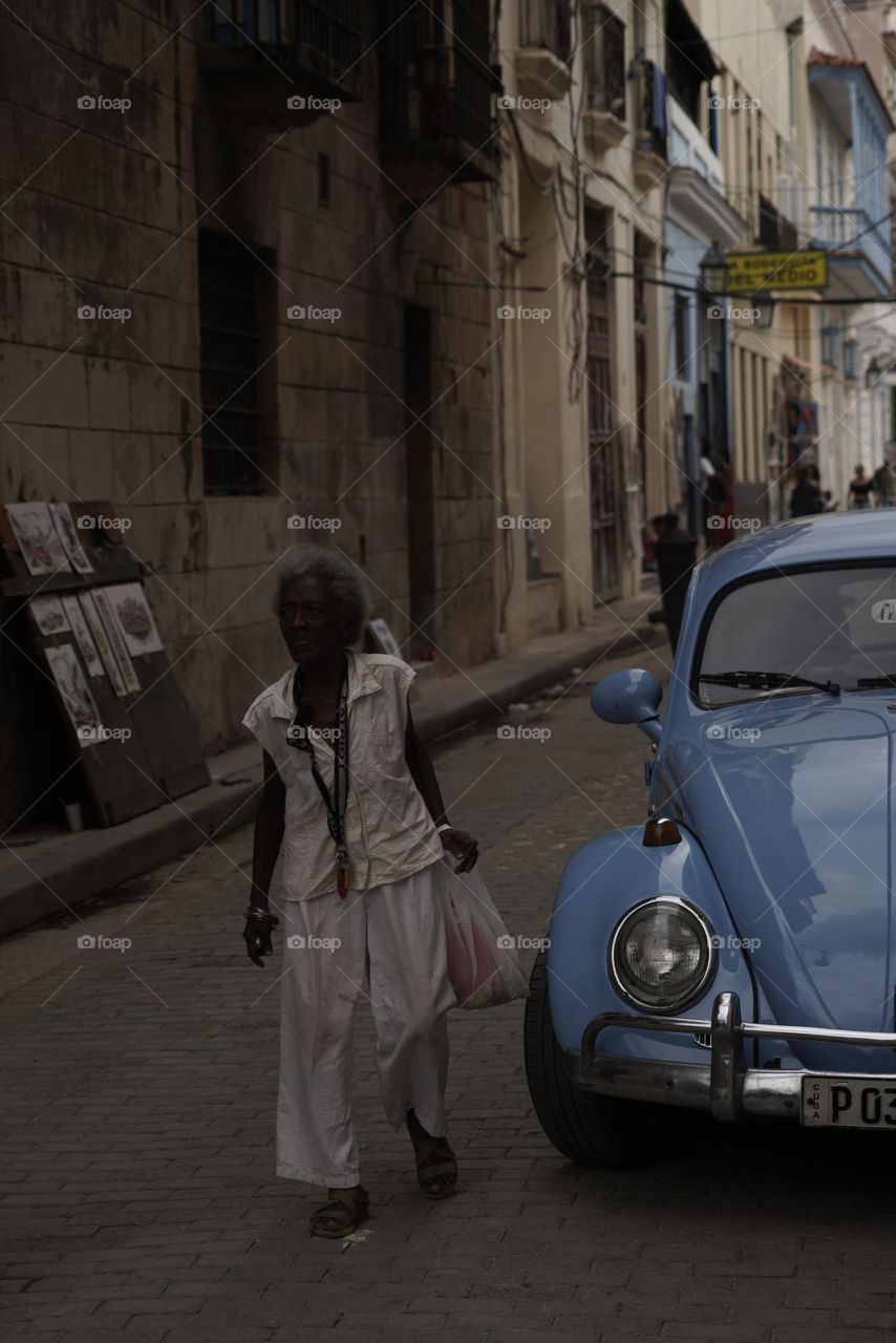 coche clásico en calle de aspecto antiguo