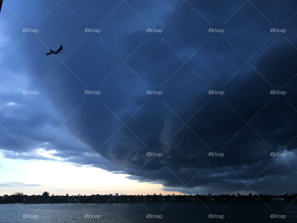 Plane dodging storms over Davie, Florida 