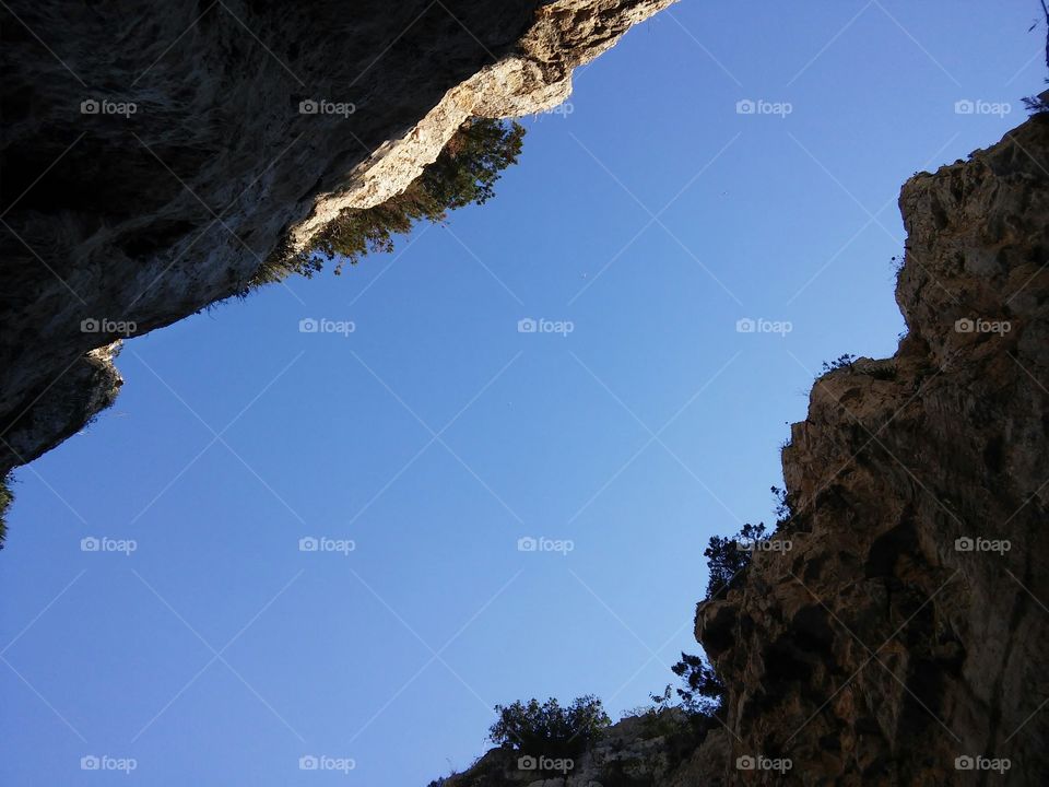 In the Split Mountain. Looking up between rock walls