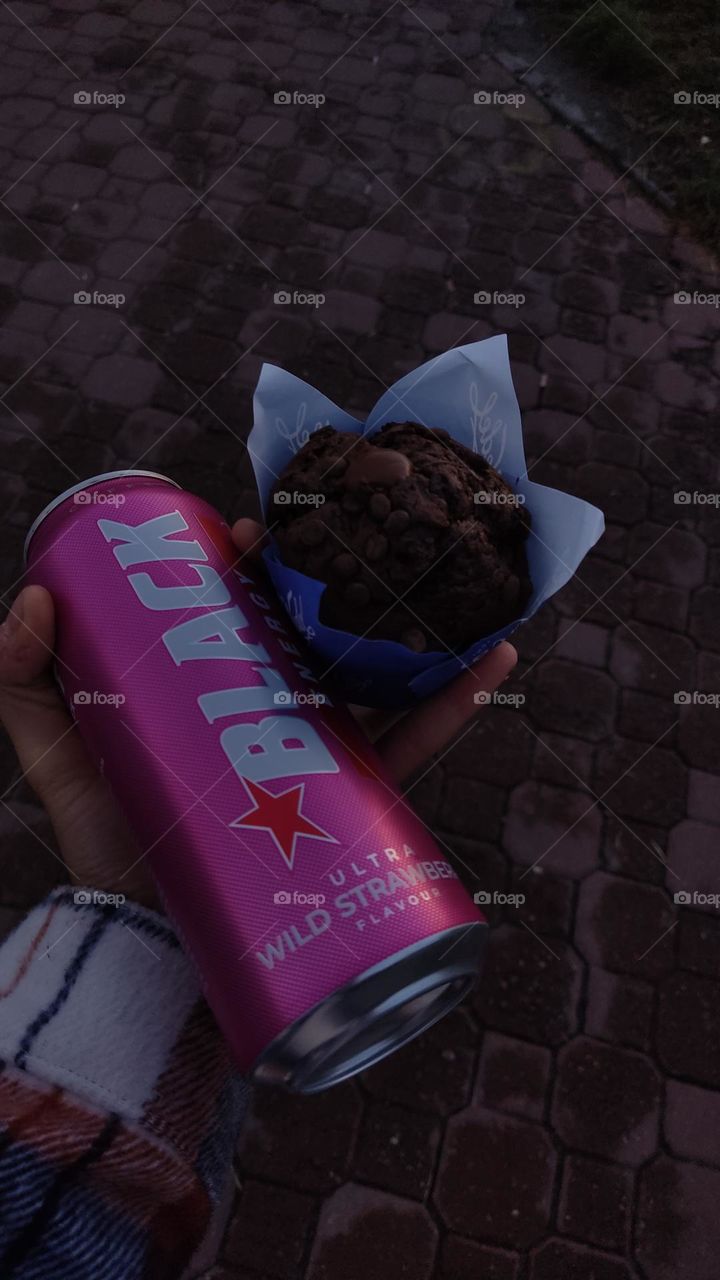 new taste, new sensations, I bought a muffin. very soft dough and hot chocolate in the middle.