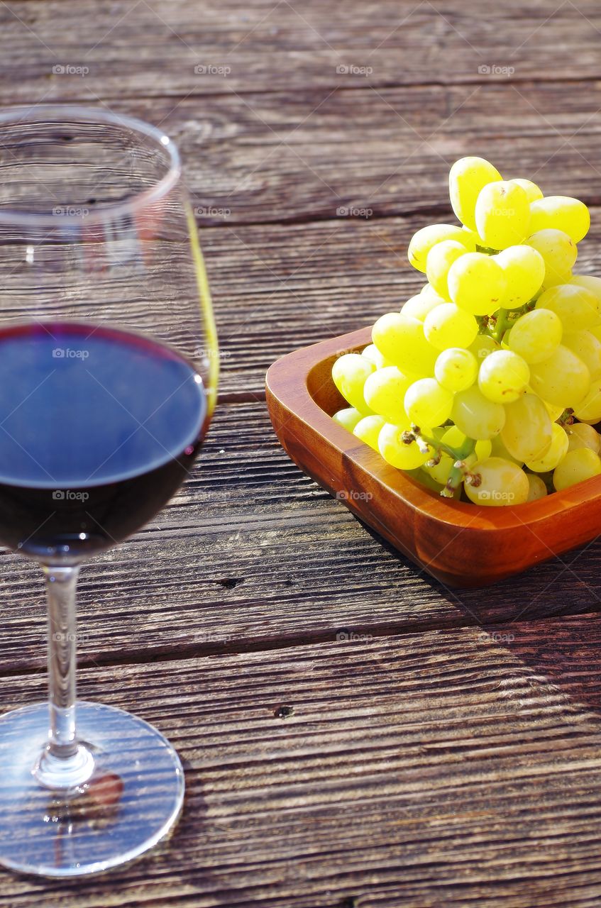 Fresh drink with grapes on table