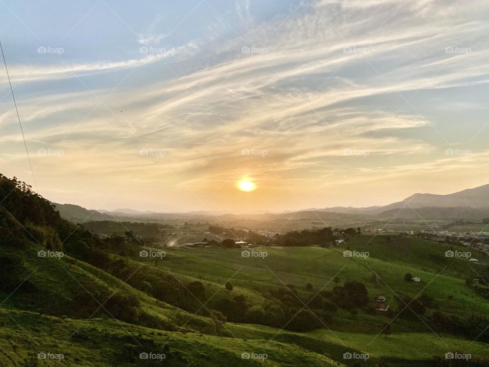 🇺🇸 A lovely sunset in Joanópolis, a small town in the interior of Brazil.  A painting of nature to be photographed! / 🇧🇷 Um adorável entardecer em Joanópolis, uma pequena cidade do Interior do Brasil. Uma pintura da natureza para ser fotografada!