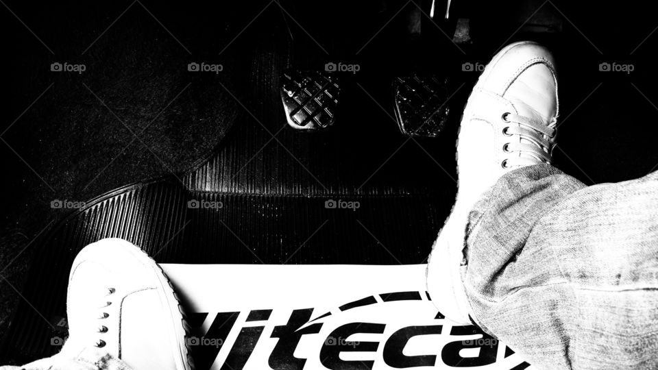 Pés em ação, embreagem, freio e acelerador.