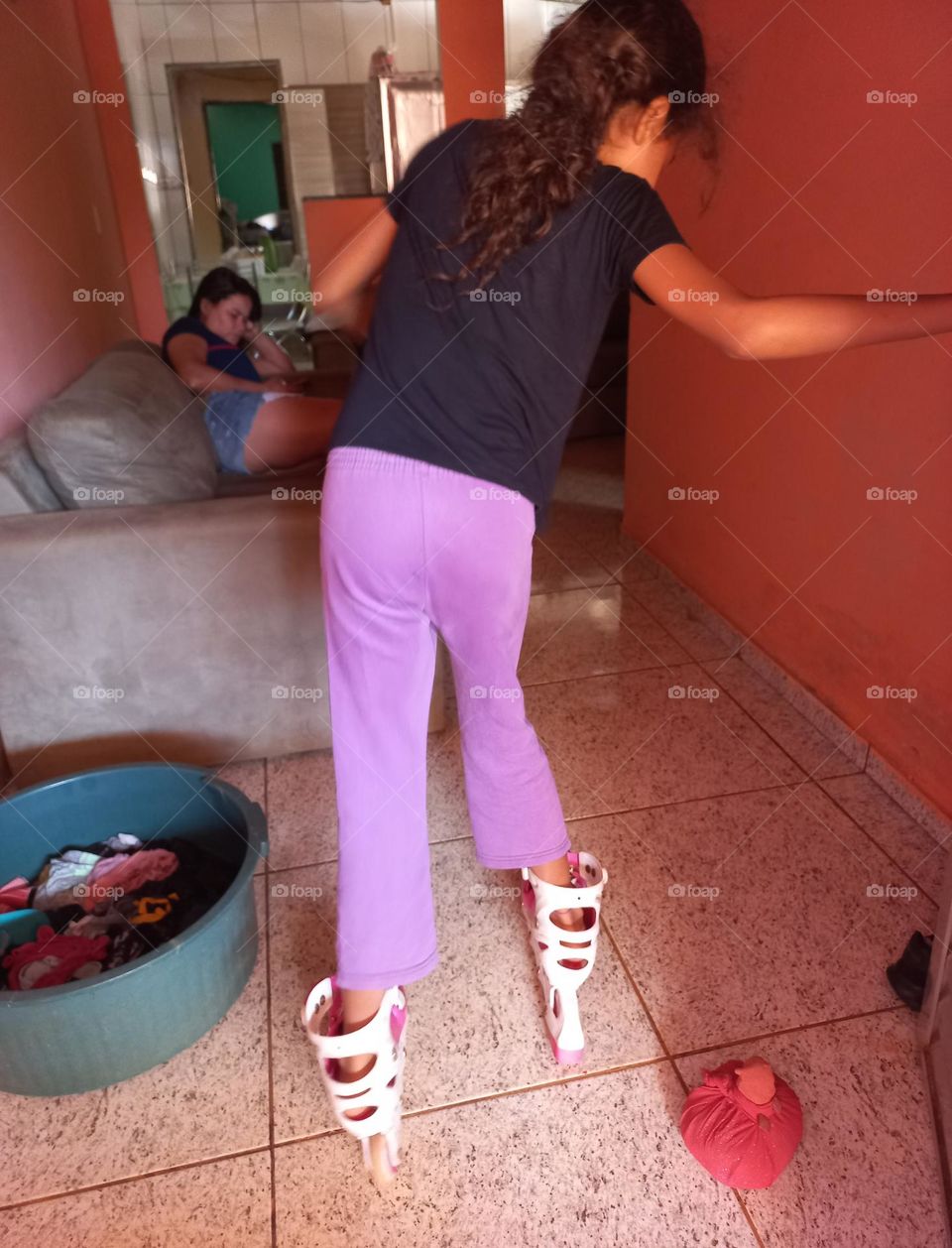 Criança tentando andar de patins!