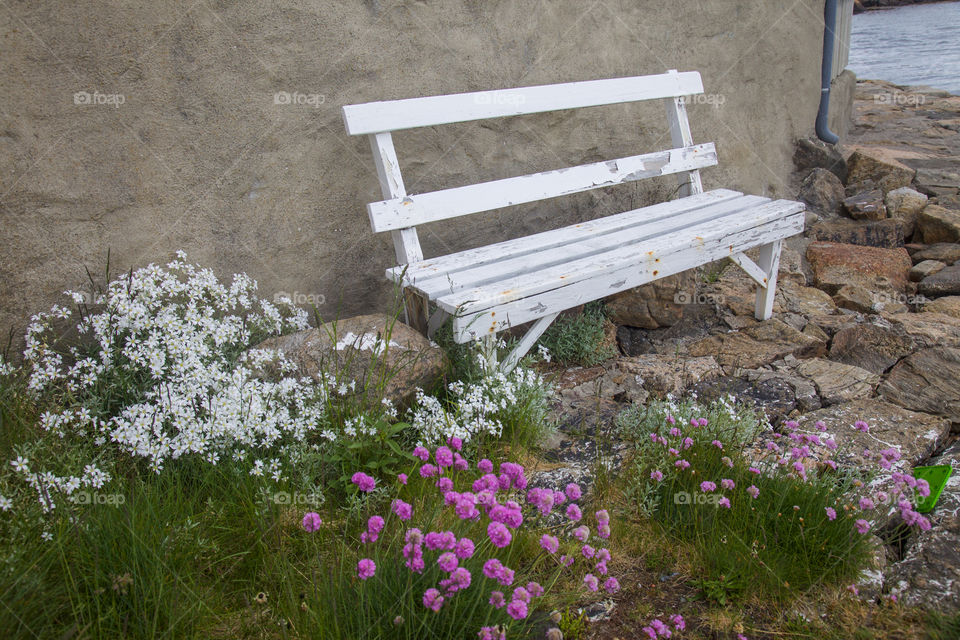 White bench. 