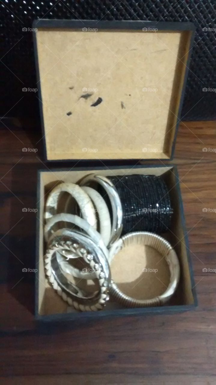 caixa de pulseiras e braceletes