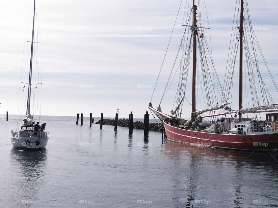 Historischer Zweimaster Hafenausfahrt