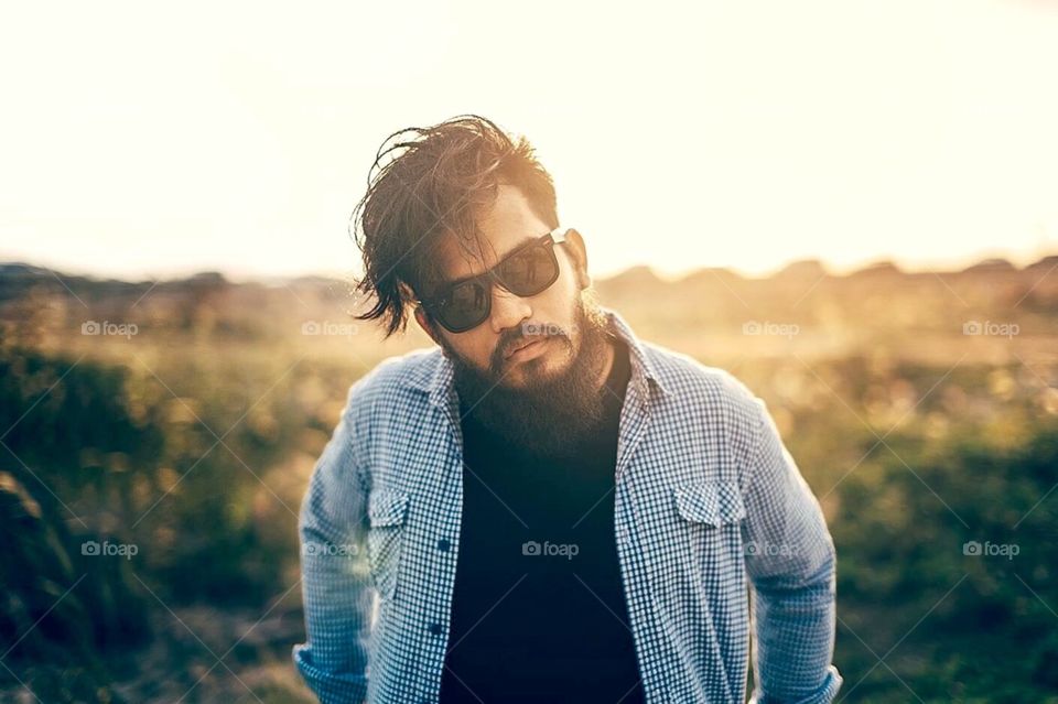 The men with gold light