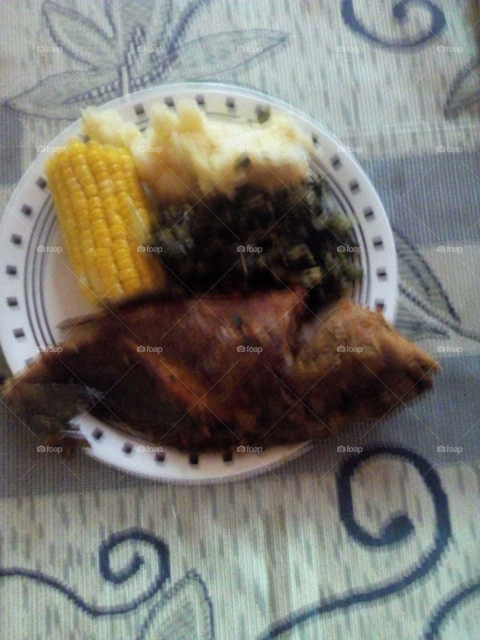 many different people in the world love fry fish and to eat it with bread but I just love the fish head