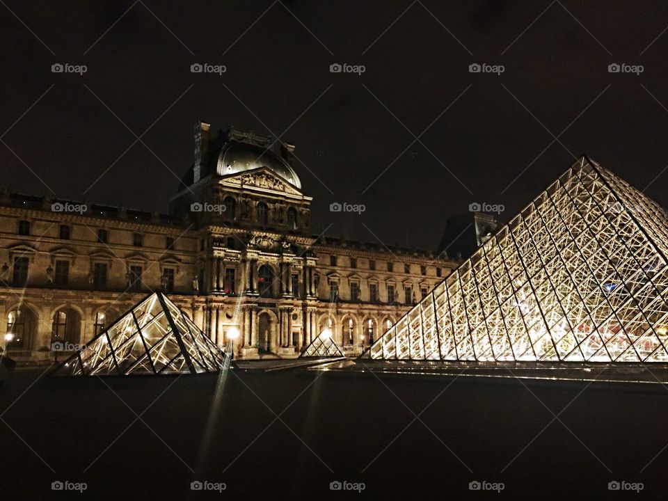 the louvre museum at night 