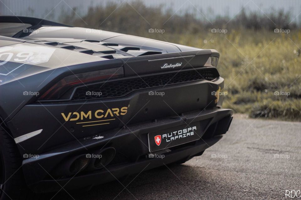 Black Lamborghini Huracan spyder with a vdm cars wrap