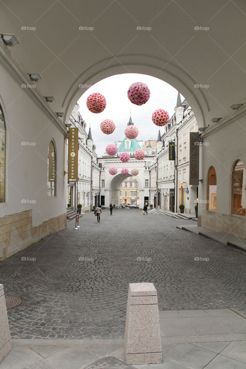 Красивый переулок, украшенный шарами из цветов