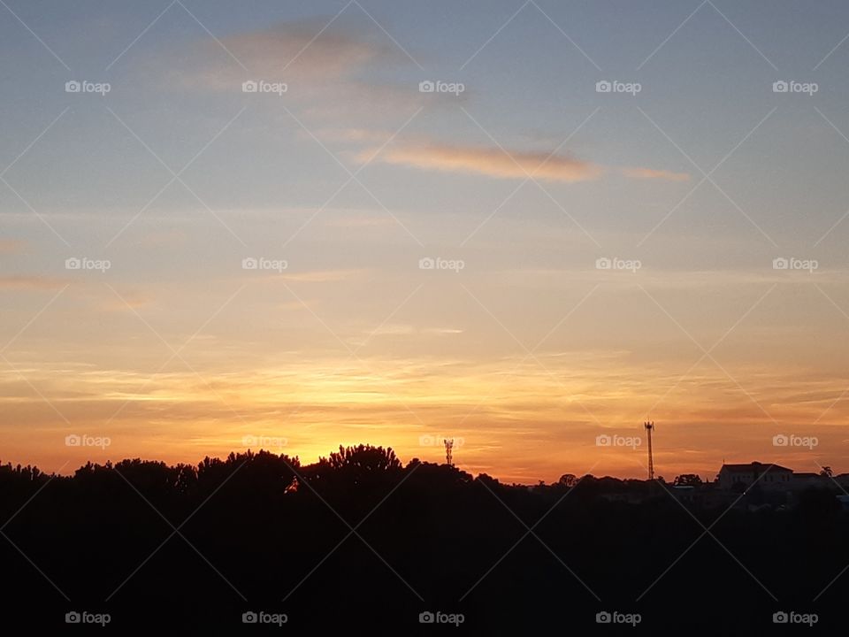 Mais um dia surge com esperança que renova.