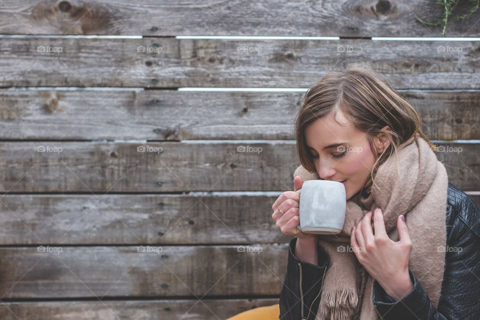 mujer bebiendo café