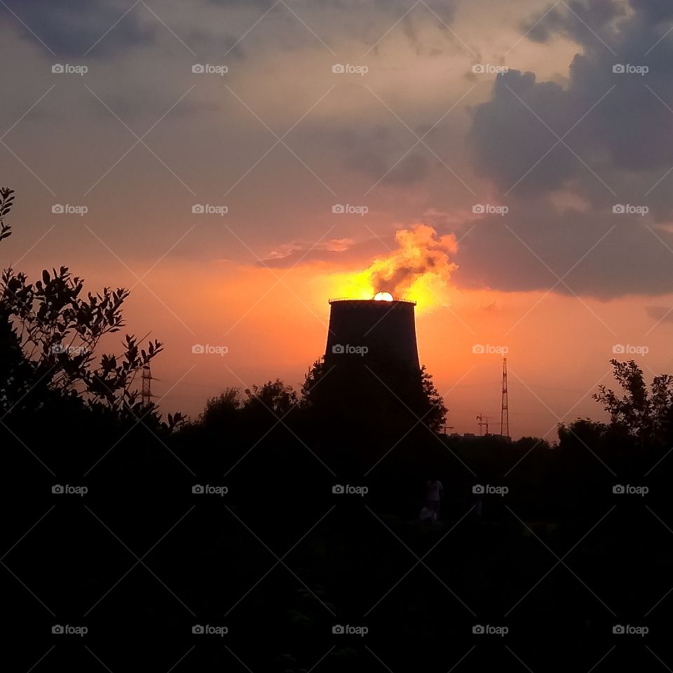 Urban sunset. Солнце садится в трубу ТЭЦ.
