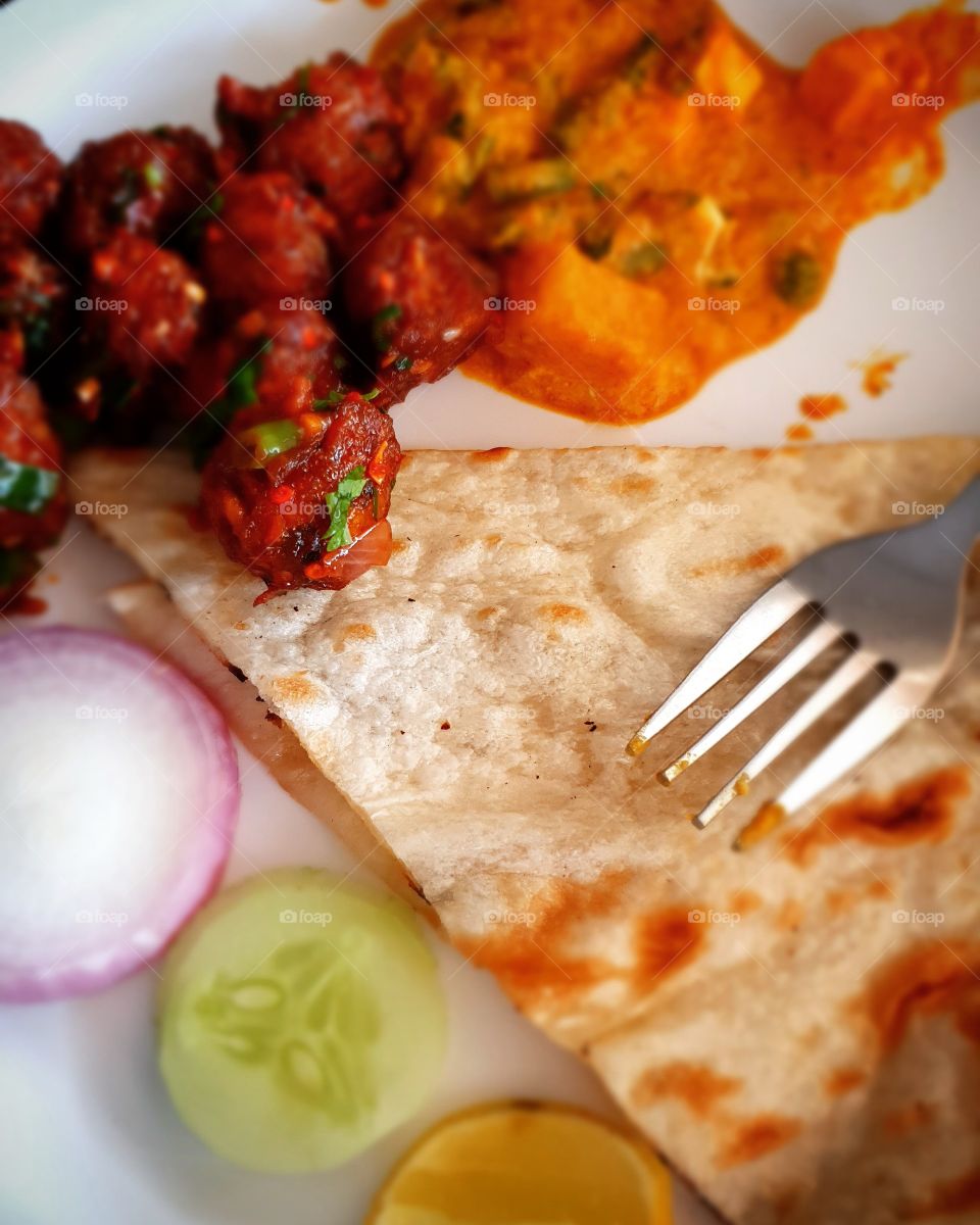 #mobileclick #mobilephotography #s10plus #samsungs10plus #food #colourfulfood #tasty #tastyfood #butternaan #paneerrecipes #lemon #onion #veg #vegmanchurian #lunch #delicious