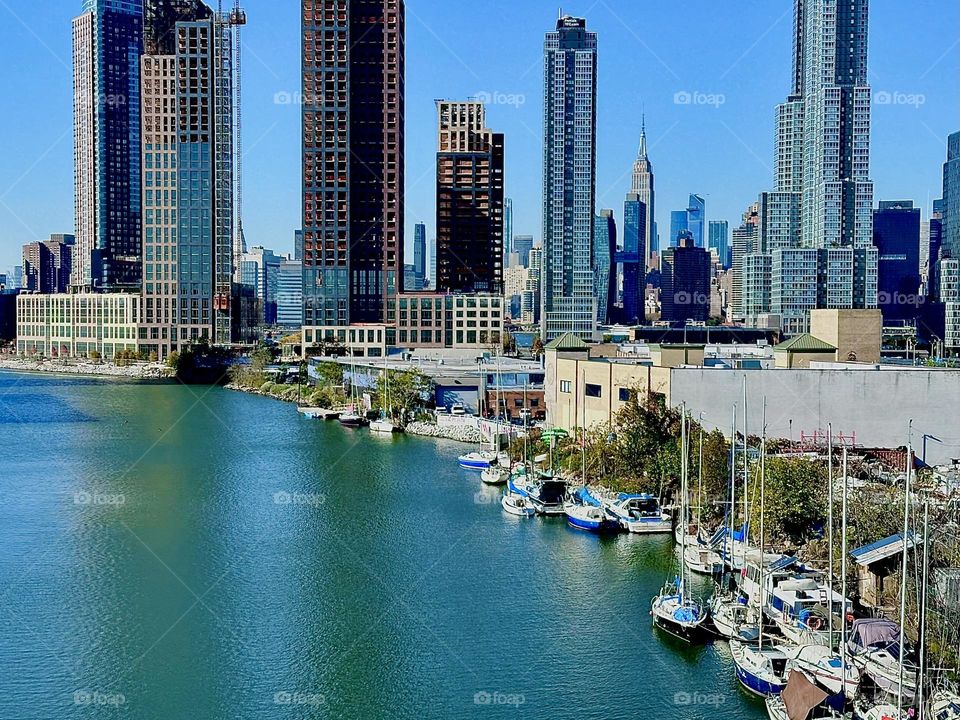 This is „Newtown Creek“ seen from the „Pulaski Bridge“ in LIC, Queens on one of the last warm Indian summer days in early November 2023. „Manhattan“ and the „Empire State Building“ are visible in the distance. Hypnotic Productions