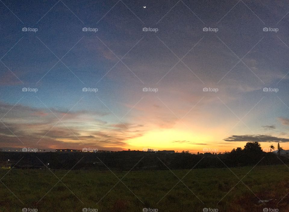 🌅Desperta, #Jundiaí!
Ótima 6a a todos. Aliás, olha a #lua ali no cantinho. 
🍃
#sol
#sun
#sky
#céu
#nature
#manhã
#morning
#alvorada
#natureza
#horizonte
#fotografia
#paisagem
#amanhecer
#mobgraphia
#FotografeiEmJundiaí
#brazil_mobile