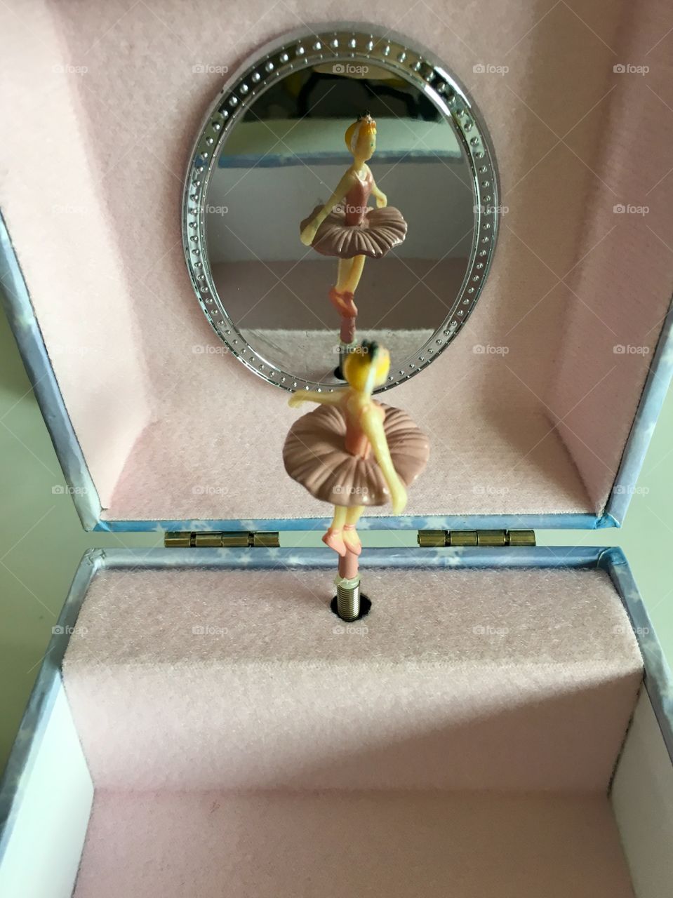 Little solitary dancer