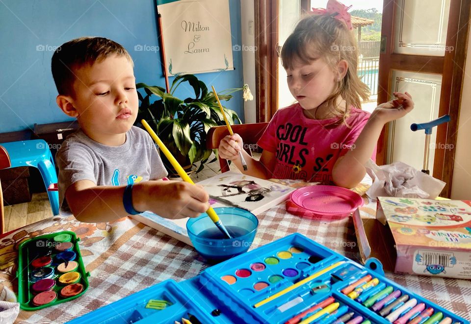 🇺🇸 Painting is an art!  And these kids are great artists.  Or would they be… messy?  The important thing is that they are having fun! / 🇧🇷 Pintar é uma arte! E essas crianças são ótimas artistas. Ou seriam… bagunceiras? O importante é se divertir!