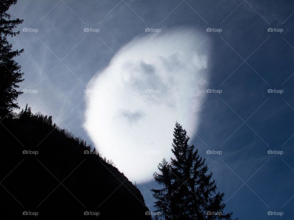 An egg shaped cloud on blue sky 