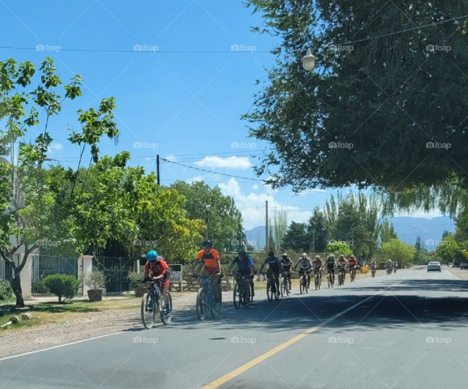 gente en bicicleta