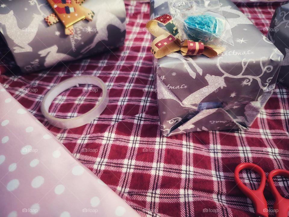 Gifts - wrapping presents