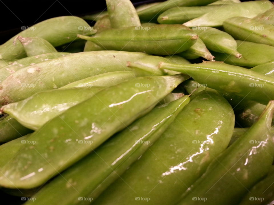 snow peas. green