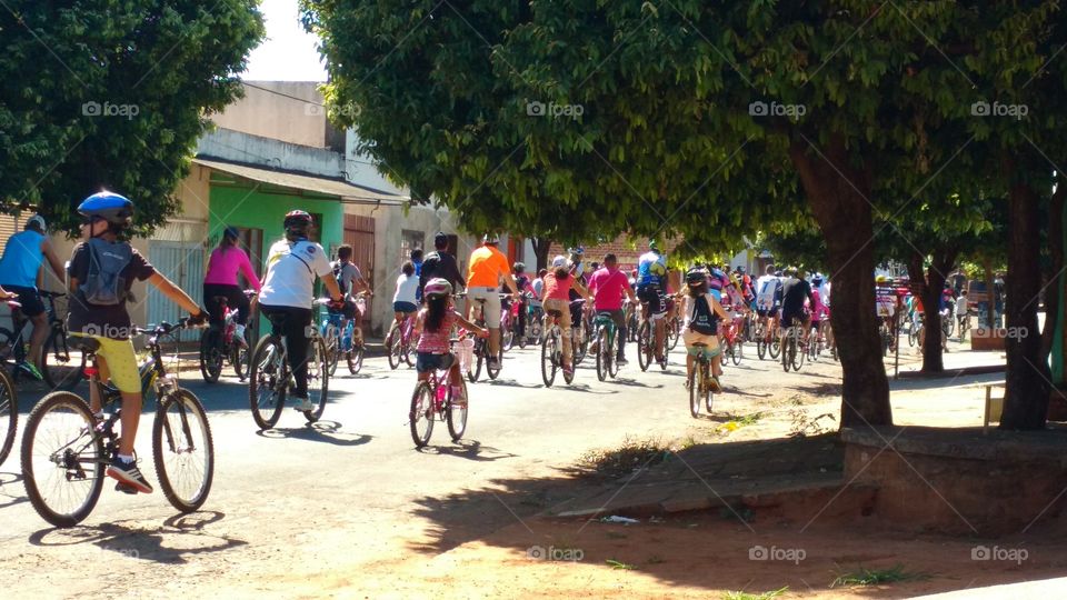 Grupo de ciclistas. Passeios pela cidade.