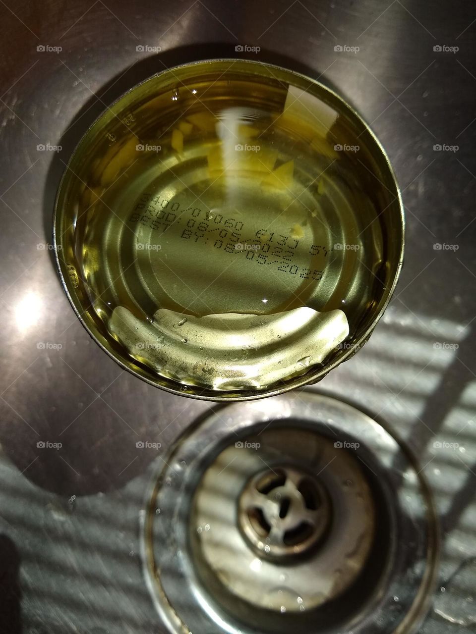 A can🥫 of peaches 🍑 that I just opened to snack on.