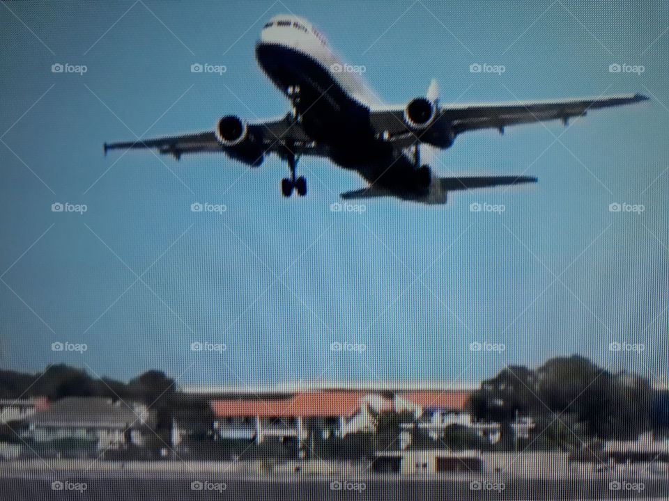 Imagine this big plane taking off in one of the most dangerous airports in the world in absolute perfection Imagine este grande avião fazendo uma bela decolagem em um dos aeroportos mais perigosos do mundo em uma perfeição absoluta