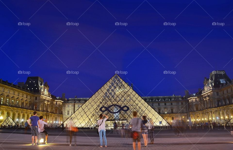 Capturing the Louvres pyramid