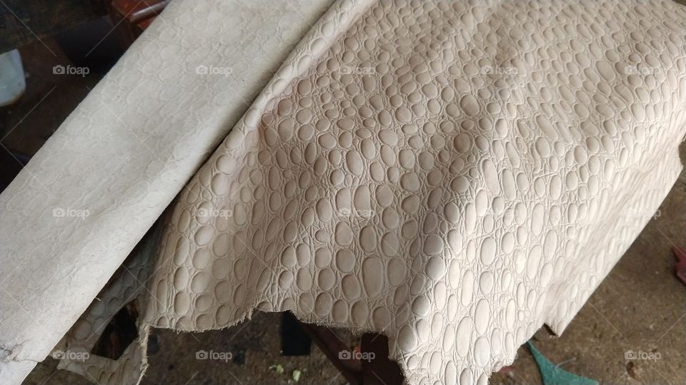 Manta de couro legítimo de bovino, prensado imitação de couros de bichos exóticos como avestruz, jacaré, cobra, elefante...  preparado para fabricação de botas country no Brasil.