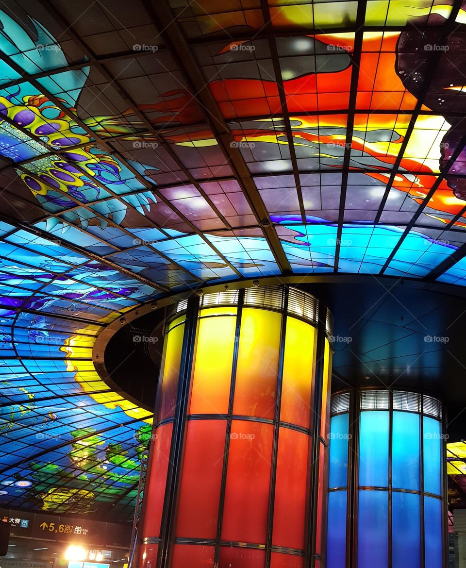 In Formosa Boulevard Station, the intersection point of the red and orange lines of the Kaohsiung MRT, is the world's largest one-piece molding created by the world-renowned artist Narcissus Quagliat"The Dome of Light"