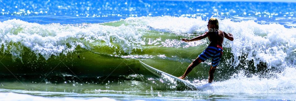 Green Wave Hanging Surf Cut Back Spray
