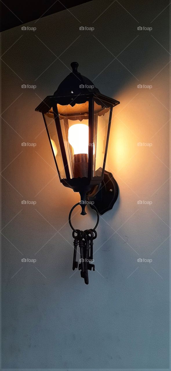 светящийся фонарь и ключи