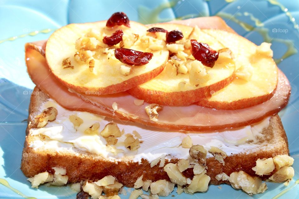 Ham & cream cheese with thin sliced apples, walnuts, cranberries, and a drizzle of honey 🍯