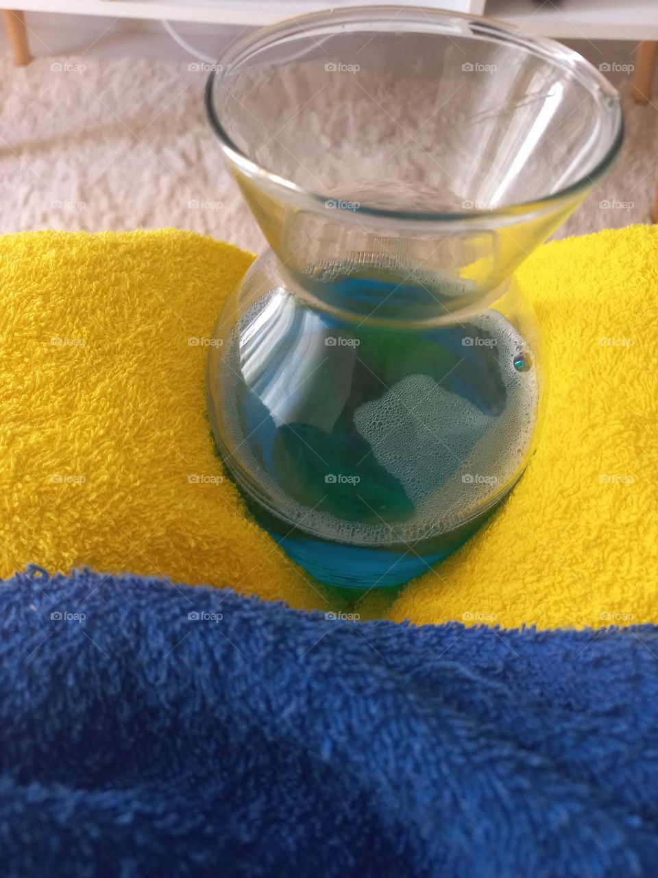 Amarelo e azul. Cores primárias que juntas além de belas, transmitem: alegria, conhecimento, confiança, espiritualidade, esperança, fé, lealdade, otimismo, sabedoria e tranquilidade.